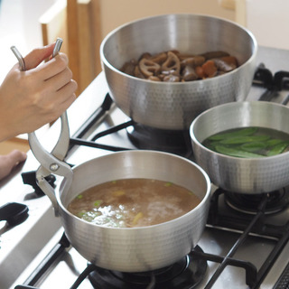 取っ手がないのが良いんです！『やっとこ鍋』で台所のミニマム化