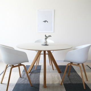 モダンにも、レトロにも。まあるく心地いい「ラウンドテーブル」コーディネート集