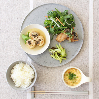 盛り付けるだけで見栄えする。ワンプレートごはんに使える「大きめプレート」集