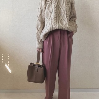  女性らしくて魅力的。「アンティークカラー」でつくる大人ナチュラルな装い 