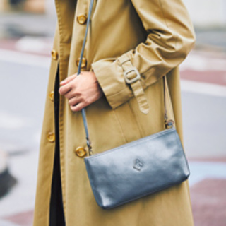 ありそうでなかった上品カラーの革小物。色選びで印象が変わる大人のおしゃれ術