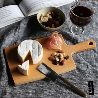 キャンプやホームパーティーで使える「カッティングボード」のある食卓