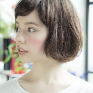 《オン眉バング》でパッと明るい印象に！“レングス別”オン眉スタイル特集