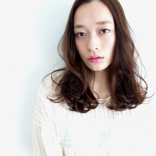 大人可愛い自然なエアリー感。「ニュアンスウェーブ」の愛されヘアカタログ