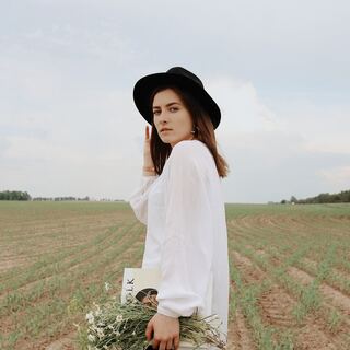 「凛とした女性」への第一歩。自分に自信がつく【美しい姿勢の作り方】