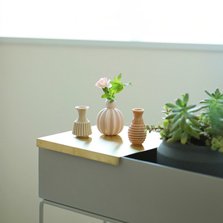 花を生けるときも、そうでないときも。「花瓶」の選び方と素敵に飾るヒント