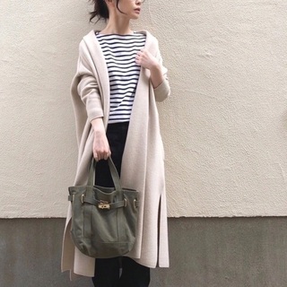 コーディネートの印象を変える。大人のまとめ髪とショートカット見本帖