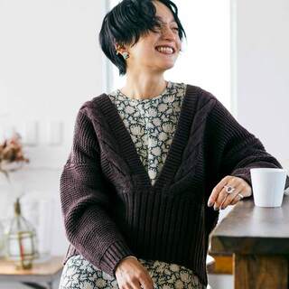 重ねても首元きれいに。「Vネック」アイテムを取り入れて品のある着こなしを