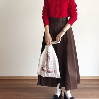 冬のファッションは視覚からほっこり、あたたかく。クリーム色のニットと赤ニット