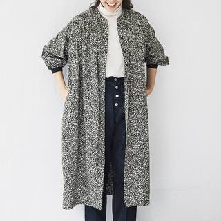 「柄ワンピース」に新しい風を！“×無地アイテム”で作る大人コーデ