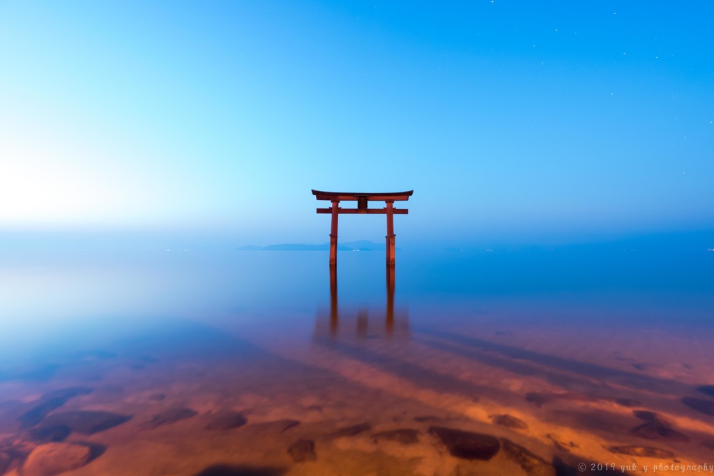 水面と鳥居のおりなす景色が美しい。全国の「水上鳥居」に出かけません