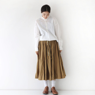 大人に似合う定番配色。「白×ベージュ」のおしゃれな着こなし