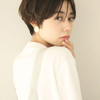 首は長く、お顔は小さく。「ショートヘア」で顔周りのコンプレックスをカバー