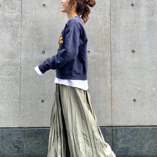 美しい艶と戯れて。春を彩る「サテンスカート」の大人コーディネート