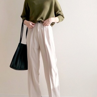 すっきり清潔感が好き。「ホワイトパンツ」1年中の活躍コーデ