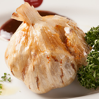 ホクホク熱々！丸ごと「にんにく料理」が食べたいときの、おすすめレシピと専門店