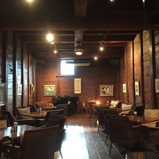 しっぽり、大人な雰囲気で。全国の城下町で見つけた「蔵カフェ＆バー」