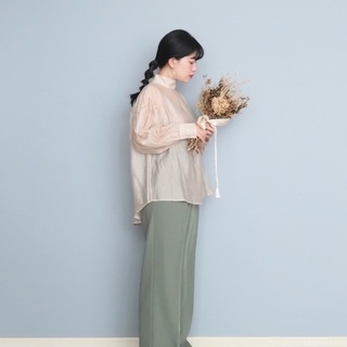 “ちょっと甘め”がカギ。エレガントブラウスで作る大人の春コーデ