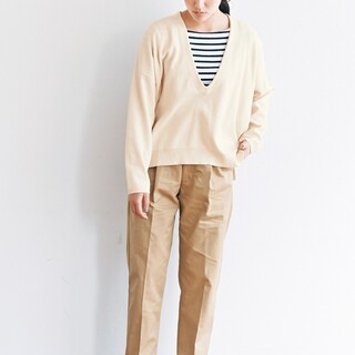 「センタープレスパンツ」をオフでも活用！きちんと感ある大人の休日コーデ