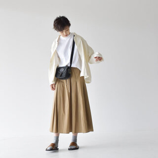 カジュアルにもきれいめにも！定番「ベージュボトムス」の春コーデ帖