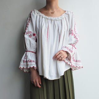 時代を超えて愛されてきた。ロマンティックな《ヴィンテージブラウス》