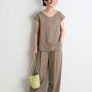 軽やかな素材でおしゃれに合わせる。大人のゆるやか「セットアップ」コーデ 