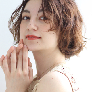 ナチュラルコーデにも意外と似合う。スパイラルパーマの最旬スタイル