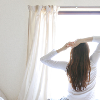 陽の光がさす部屋が心地いい…だからこそ「おうちの中で日焼け対策」しませんか