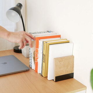 乱雑とした本がスッキリ《ブックスタンド・ブックエンド》で収納上手