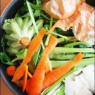 野菜の皮やヘタも美味しく。ベジブロスのレシピと活用アイデア