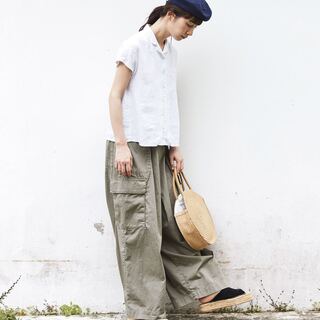 爽やかでクリーンな印象に。カジュアルに着崩す大人の「白シャツ」コーデ