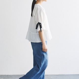 涼しげで心地よい。夏の定番「ふんわりブラウス」のボトム別・着こなし術