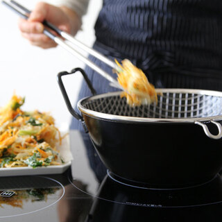 油の温度はどう見分ける？半生やベッチャリを防ぐ〈揚げ油の適温設定〉ガイド