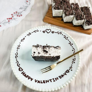 とっても簡単！材料3つを混ぜるだけ。ほろ苦「オレオチーズケーキ」でおうちカフェタイム