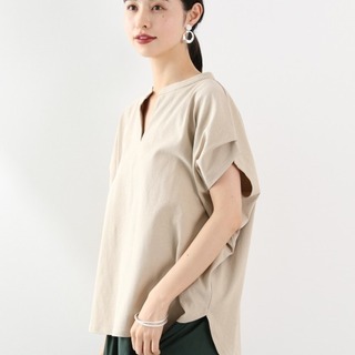 女性らしさと抜け感を演出。「スキッパートップス」を夏のワードローブに