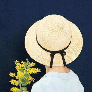 日差しの強い日もナチュラルに。やわらか素材の大人の「ハット」コーデ 