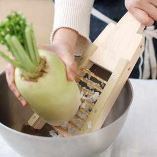 栄養たっぷり【大根おろし】の作り方と活用レシピ‐便利なおろし器4選‐