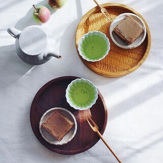 一人膳にもカフェスタイルにも。食卓の風景が様になる「丸盆」の魅力