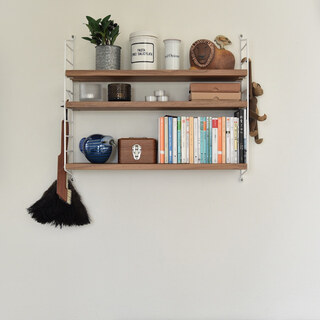 すっきりと機能的。「ウォールシェルフ」を使った、海外風インテリアコーデ