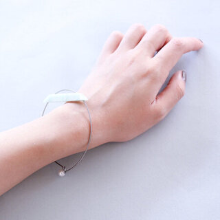 手首を見せる季節。「バングル」で楽しむ、さりげない大人のおしゃれ