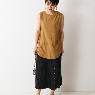 程よい抜け感を演出。「ミモレ丈スカート」でつくる大人の夏コーデ