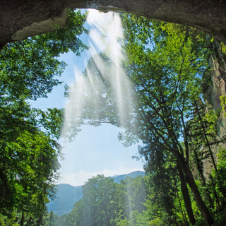 “滝の裏側”から優美な景色を眺めてみませんか？「裏見の滝」10選