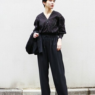 どんな場面にもきちんと対応。モノトーンで作るフォーマルスタイル