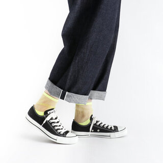 洋服からネイルまで。元気が出るネオンカラーの“大人”な取り入れ方  