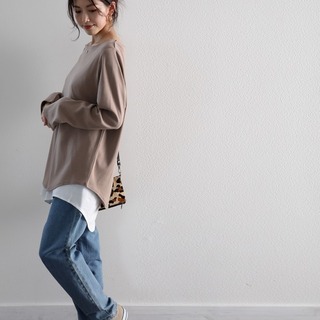 「デニム×無地トップス」の定番コーデ。こなれて見せるポイントは？