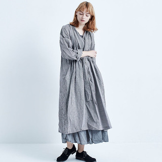 重ね着しても、野暮ったく見えない！大人の軽やかレイヤード術