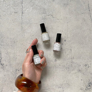 コーデのポイントにも。ナチュラル派におすすめの秋のネイルカラー