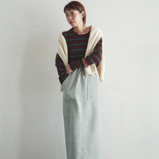 大人の女性らしさを演出。この秋はロング丈のタイトスカートでレディな着こなしを