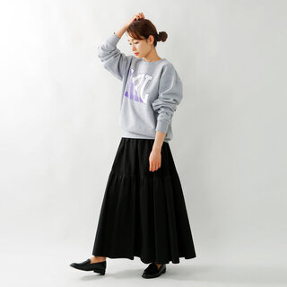 大人っぽくて女性らしい「スウェット×スカート」のカジュアルコーデ集