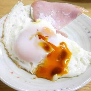 レンジで作るコツも＊朝ごはんで美味しい｢ハムエッグ｣の作り方